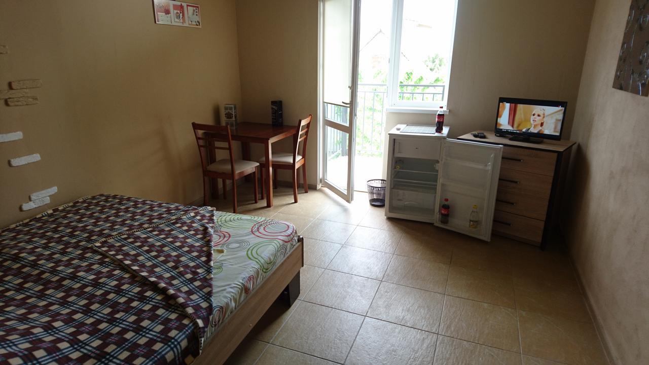 Guest House Dacha Karolino-Buhaz Bagian luar foto