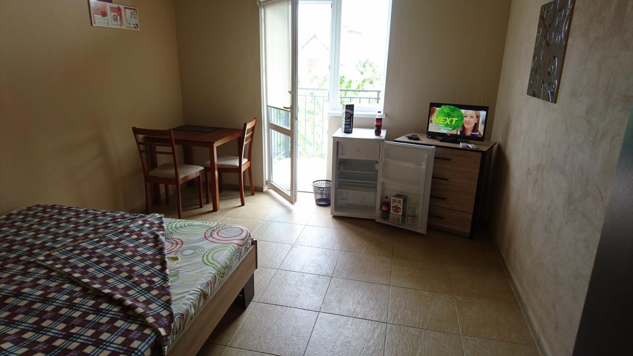 Guest House Dacha Karolino-Buhaz Bagian luar foto