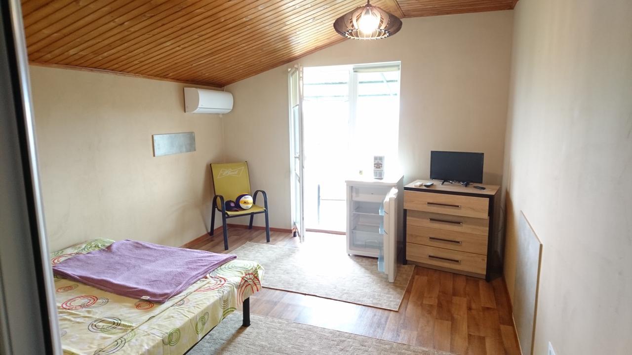 Guest House Dacha Karolino-Buhaz Bagian luar foto