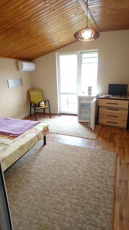Guest House Dacha Karolino-Buhaz Bagian luar foto