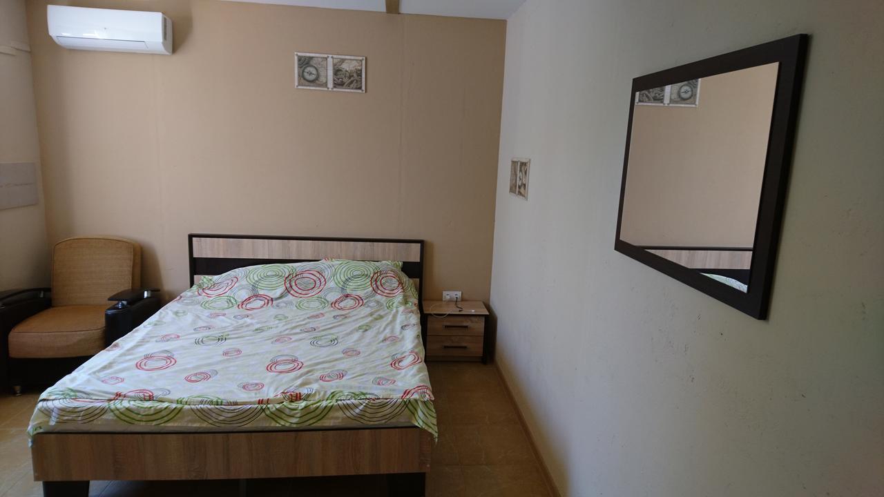 Guest House Dacha Karolino-Buhaz Bagian luar foto
